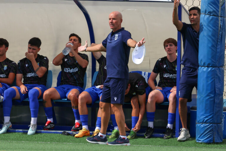 Entrenador Miguel Rivera dirigiendo a su equipo durante un partido de pretemporada