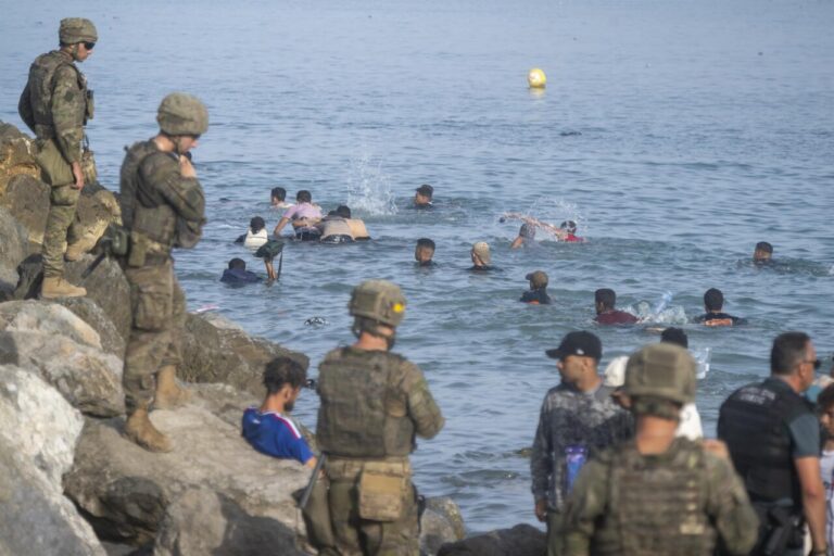 Militares observando a personas en el agua en Ceuta