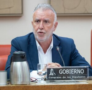 Ministro Ángel Víctor Torres hablando sobre la gestión de migrantes en Ceuta