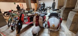 Motocicletas de la posguerra en una exposición con visitantes
