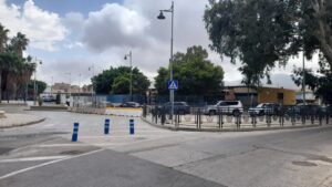 Vista del puesto fronterizo de Beni-Enzar en Melilla con vehículos y árboles.