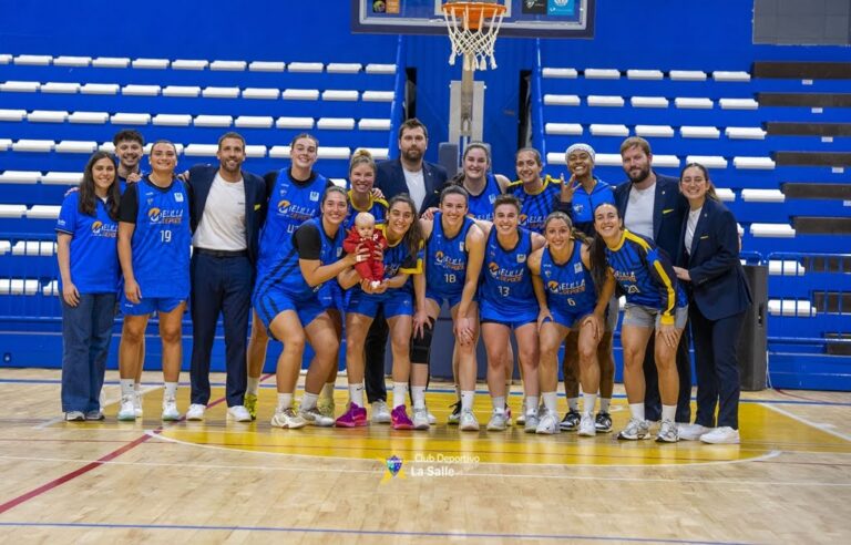 Equipo de baloncesto femenino del MCD La Salle posando en la cancha