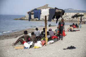 Grupo de personas en la playa durante la crisis migratoria en Ceuta