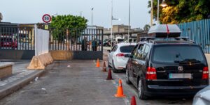 Vista de la frontera con vehículos esperando en Melilla