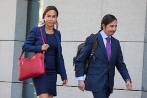 Isabel Pardo de Vera y un hombre caminando juntos en un entorno urbano