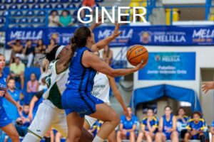 Jugadora de baloncesto en acción durante un partido