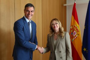 Pedro Sánchez y Giorgia Meloni se dan la mano en reunión