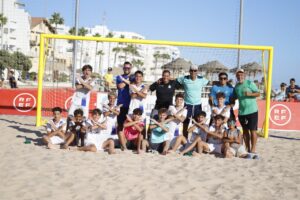 Equipo de la Peña Real Madrid celebrando en la playa tras ganar un partido