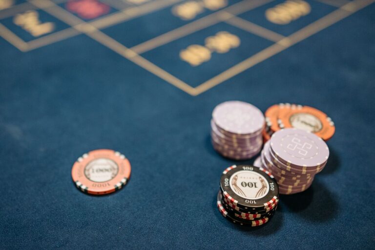 Fichas de casino sobre una mesa de juego