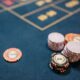 Fichas de casino sobre una mesa de juego