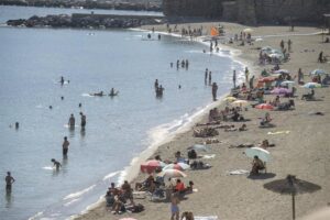 Personas disfrutando de la playa en Ceuta durante el verano