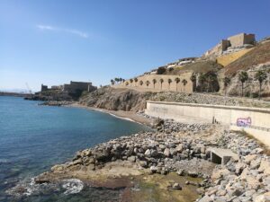 Vista de la playa de La Alcazaba en Melilla con rocas y agua clara