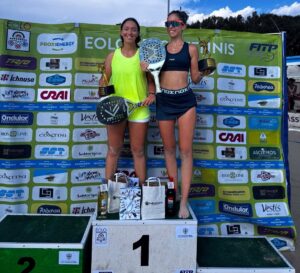 María Martínez y Daniela Rodríguez en el podio tras ganar un torneo de tenis playa.