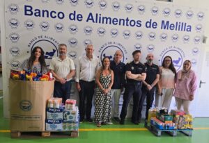 Entrega de alimentos por la Policía Local al Banco de Alimentos de Melilla