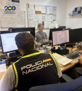 Agente de la Policía Nacional trabajando en una oficina