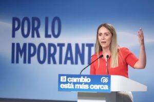 Alma Ezcurra del Partido Popular durante un discurso sobre la crisis migratoria.