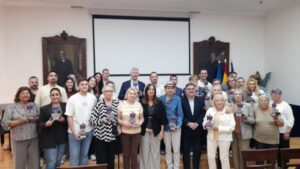 Grupo de ganadores del concurso de Hogueras de San Juan con premios en mano
