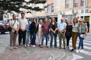 Miembros del PSOE de Melilla en un barrio local.