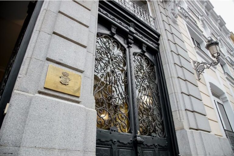 Puerta de acceso al edificio del CGPJ en Melilla con detalles arquitectónicos