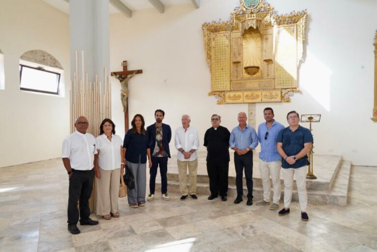 Grupo de personas en la Iglesia de la Medalla Milagrosa tras su rehabilitación