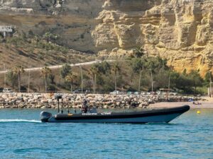Embarcación de la Guardia Civil en aguas de Horcas Coloradas
