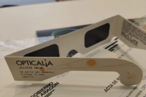 Gafas de eclipse solar de la marca Opticalia en primer plano