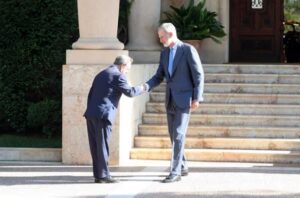 El Rey Felipe VI saluda al presidente de Ceuta, Juan Jesús Vivas, en Marivent.