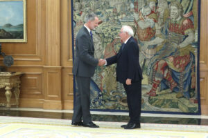 Felipe VI y Juan José Imbroda se estrechan la mano en un encuentro