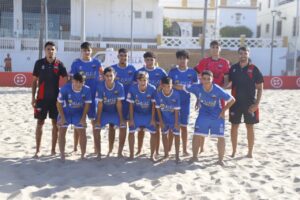 Equipo de fútbol Rusadir C.F. en la playa durante un campeonato