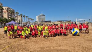 Grupo de participantes en el torneo de vóley playa en San Lorenzo