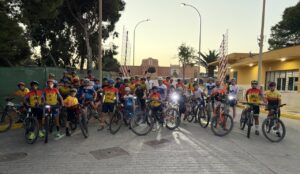 Grupo de ciclistas en la Social Ride BTT Nocturna en Rostrogordo