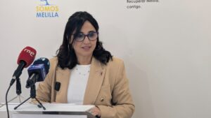 Mujer hablando en una conferencia sobre ayudas al alquiler en Melilla