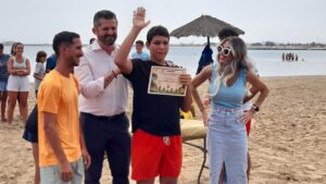 Entrega de diplomas a niños en la playa de San Lorenzo por TEAMA Melilla