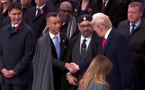 Donald Trump y Mohamed VI estrechando manos en un evento