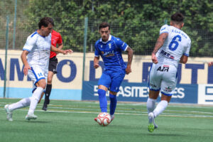 Jugadores de la U.D. Melilla y Conil C.F. en un partido de fútbol