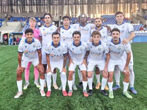 Jugadores de la U.D. Melilla posando en el campo de fútbol
