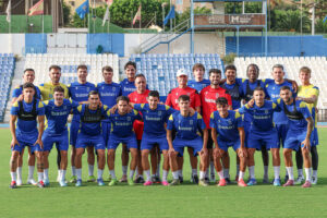 Jugadores de la U.D. Melilla posando en el Estadio Municipal Álvarez Claro