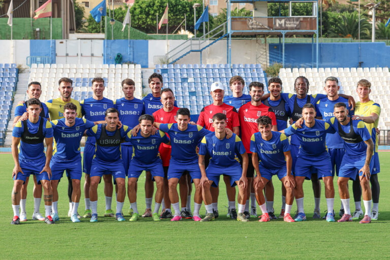 Jugadores de la U.D. Melilla posando en el Estadio Municipal Álvarez Claro