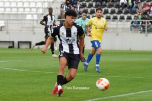 Delantero Zaki de la U.D. Melilla en acción durante un partido