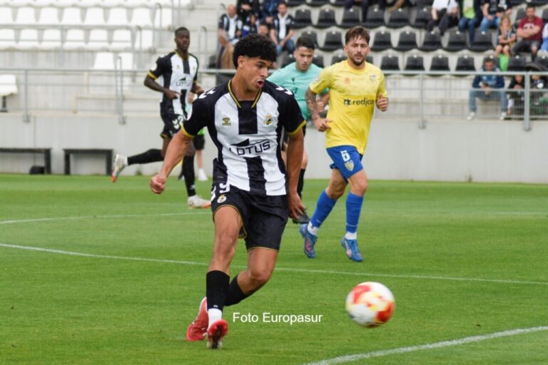 Delantero Zaki de la U.D. Melilla en acción durante un partido