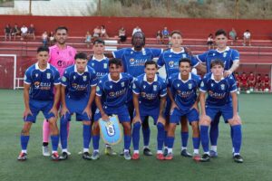 Equipo de fútbol de la Unión Deportiva Melilla en un partido amistoso