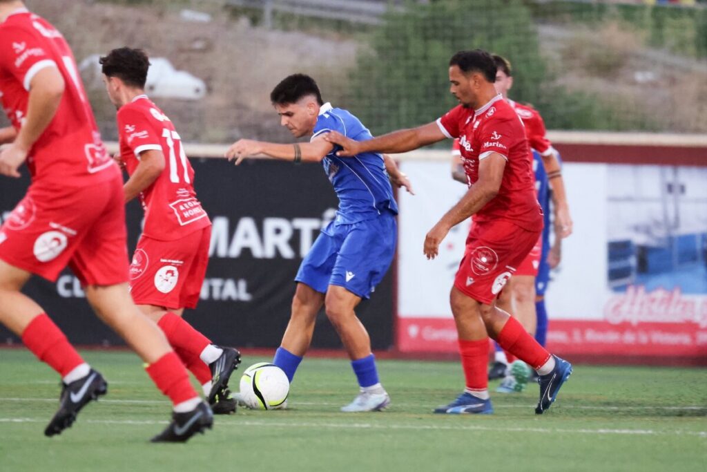 Jugadores de fútbol en un partido amistoso entre U.D. Melilla y C.D. Rincón