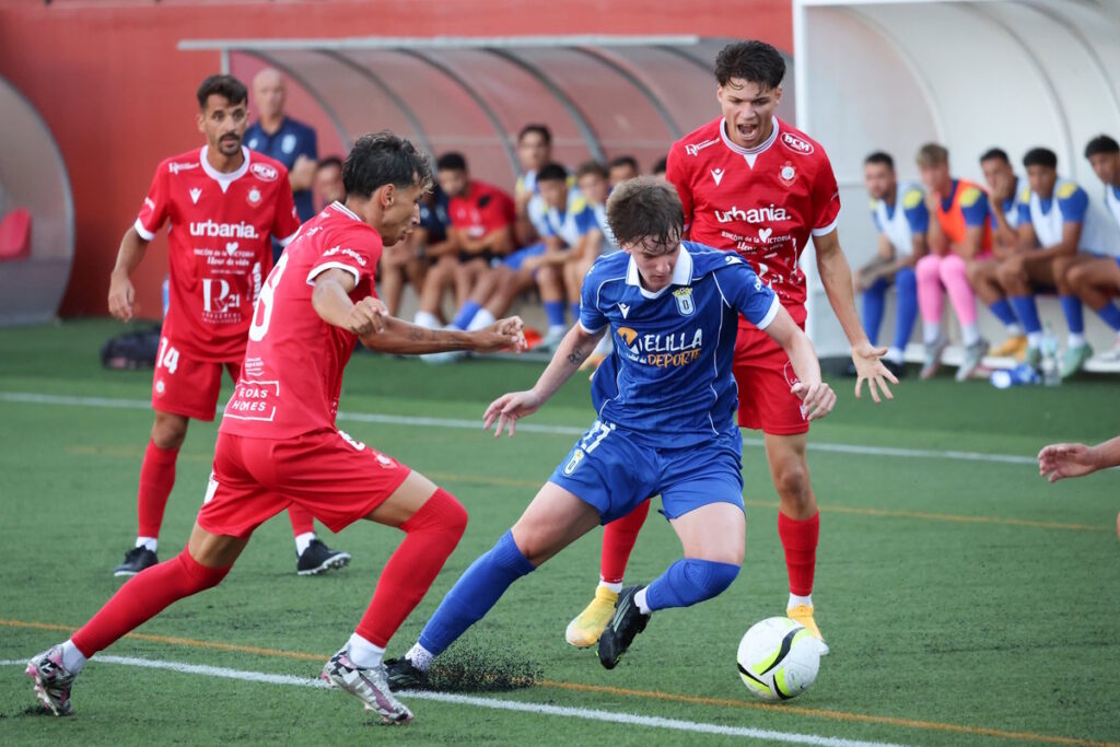 Jugadores de la U.D. Melilla compiten en un partido amistoso contra el C.D. Rincón.