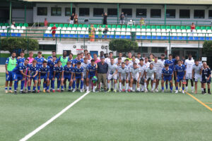 Jugadores de la U.D. Melilla y C.P. Mijas Las Lagunas en el campo