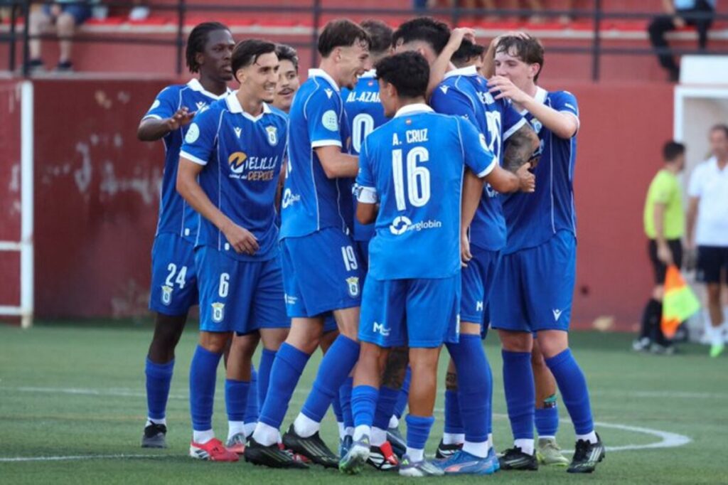 Jugadores de la U.D. Melilla celebrando un gol en un partido amistoso