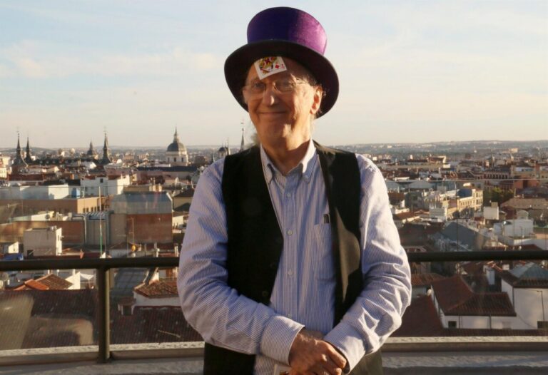 Juan Tamariz sonriendo con un sombrero de mago en Madrid