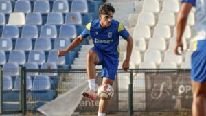 Ussama Ahmed Ouzzami entrenando con la U.D. Melilla en el campo