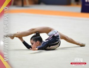 Gimnasta Valentina Bejerano realizando una rutina de gimnasia rítmica