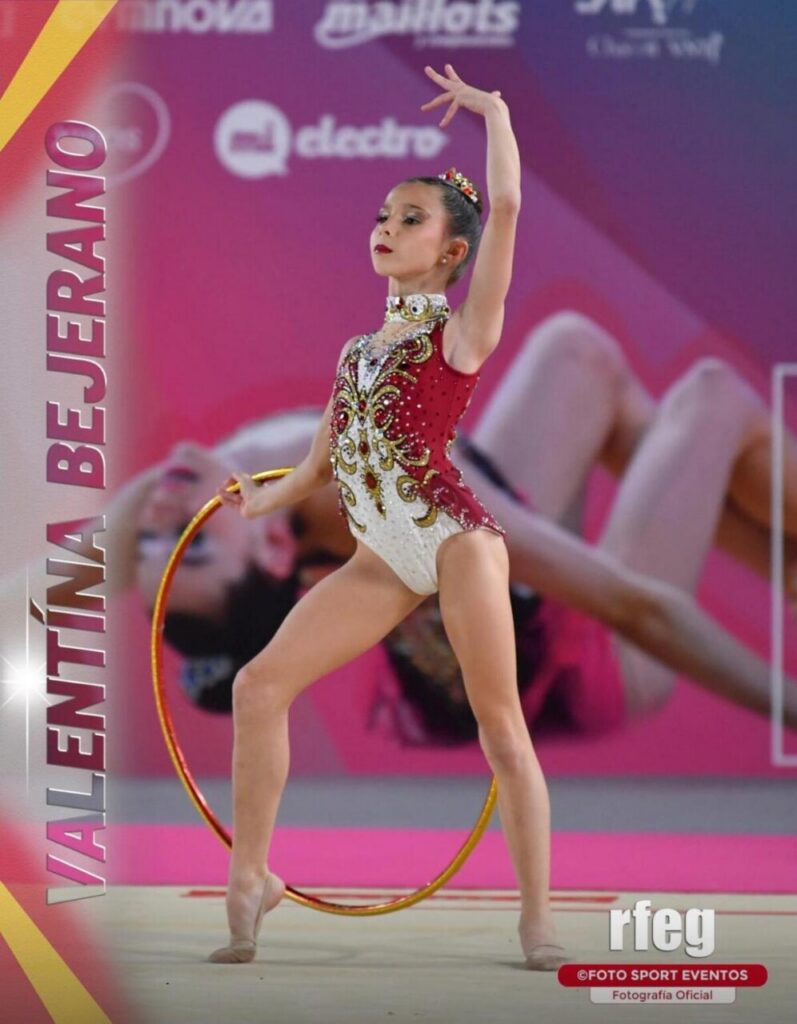 Valentina Bejerano realizando una rutina de gimnasia rítmica con aro