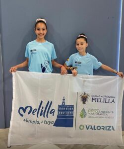 Valentina Bejerano e Iara Haouari sosteniendo una bandera de Melilla